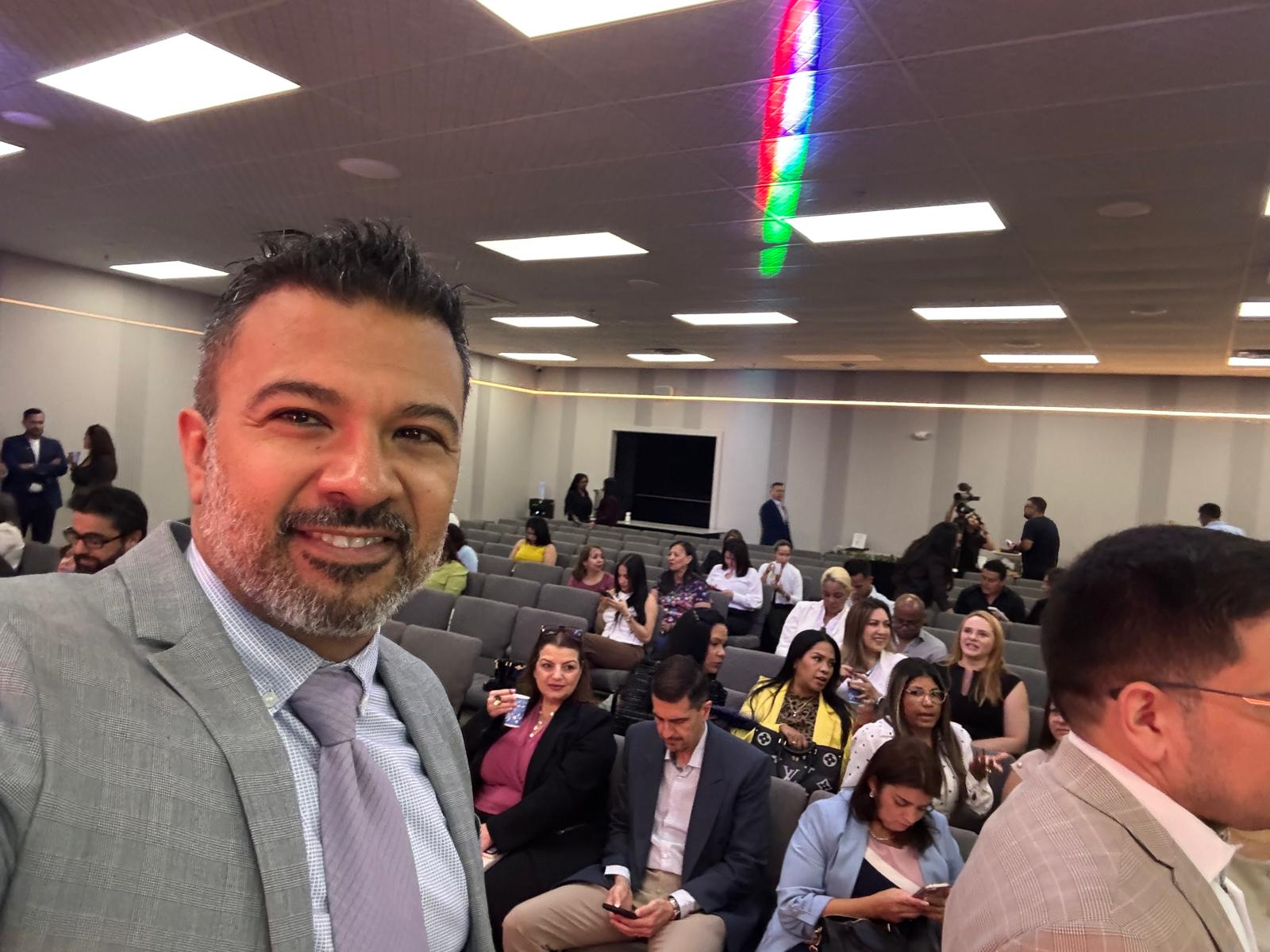Juan David Cardona, asesor en pólizas de vida para familias latinas