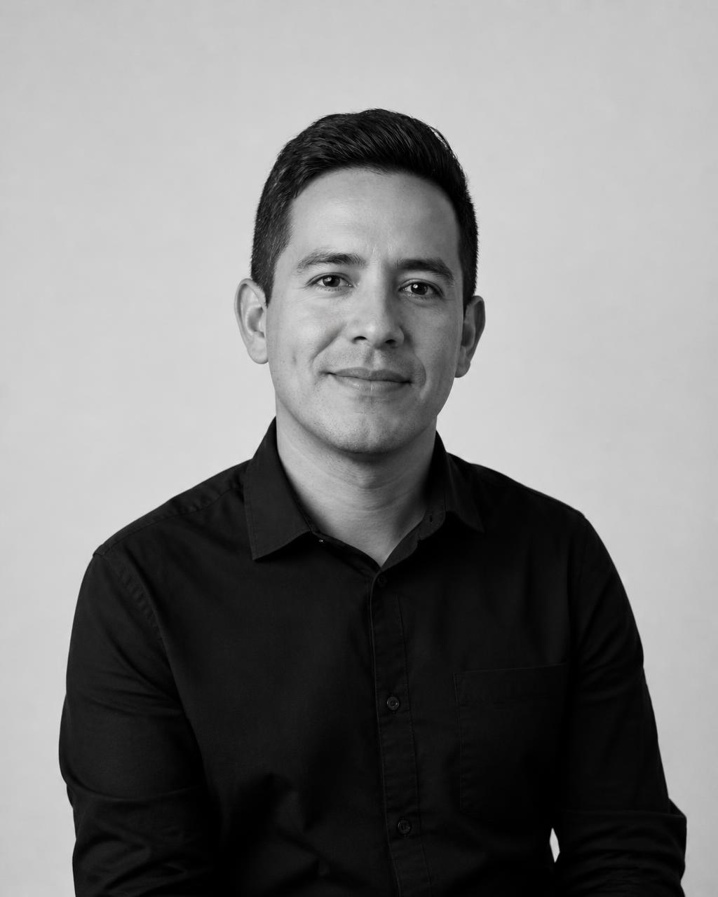 Retrato editorial de Juan David Cardona, especialista en pólizas de vida